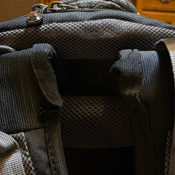 Swissgear Wenger Synergy 16" Laptop Backpack Black Gray Model Used - Picture 4 of 7